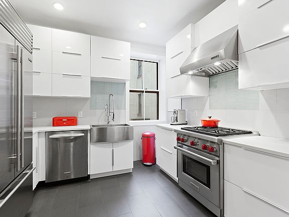 3rd image of 39 E 10th St APT 4E