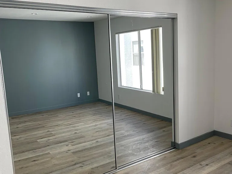 Chateau Canoga Apartments — Photo 9