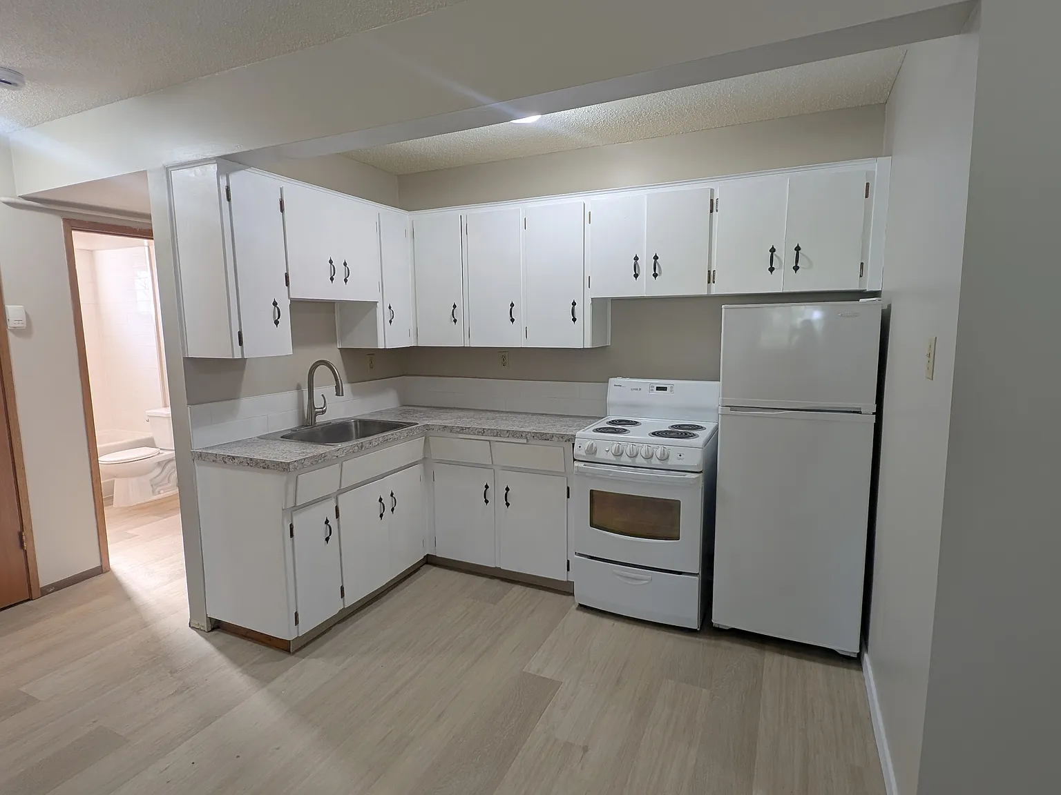 Newly Renovated! | 1 Bed/1 Bath Lower Unit Across From Golf Course In A Quiet Building! — Photo 4
