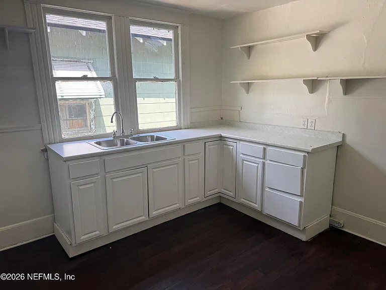 1052 E 10th St — Photo 8