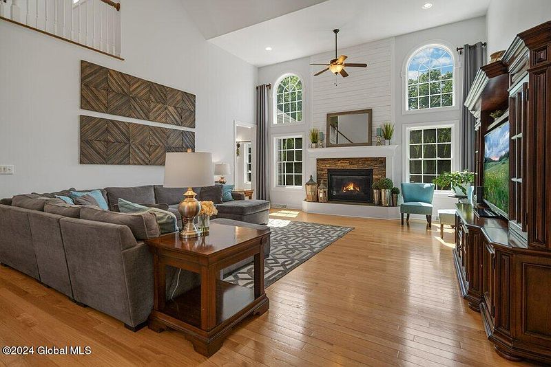 3rd image of 114 Fox Run Drive