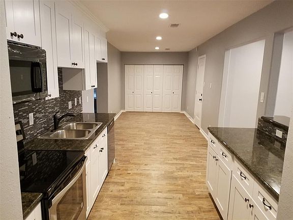 2nd image of 2706 Oak Dr