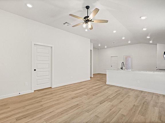 5th image of 2415 Bryan Ave