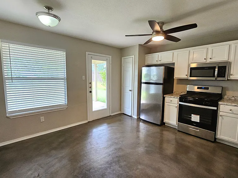 1701 Golden Sunrise Ln — Photo 6