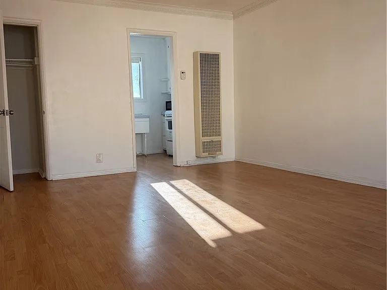 209 S Reeves Dr — Photo 3