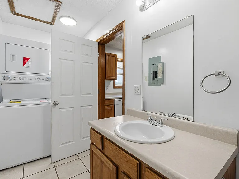 Mid-Town Apartments — Photo 15