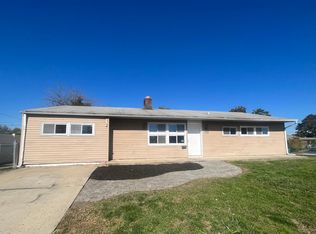 152 Crabtree Dr, Levittown, PA 19055