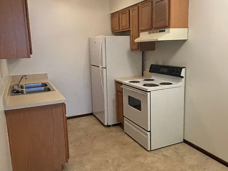 920 E Burlington St — Photo 10