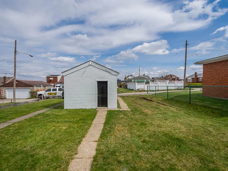 826 Miller Ave — Photo 14