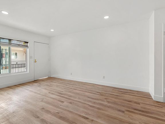 4th image of 2918 Dickens St #2922