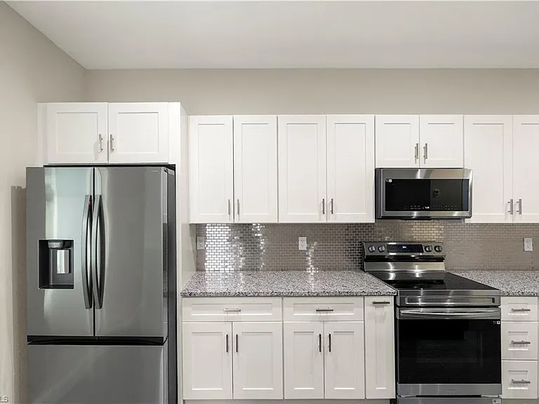 1043 Albert Ave — Photo 11