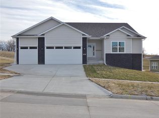 2909 Bos Landen Dr, Pella, IA 50219