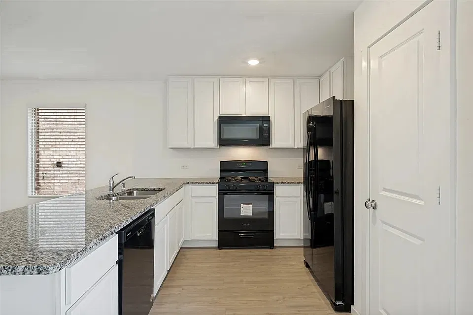 4 bed, 2.5 bath, 2056 sqft, $2,399 — Photo 4