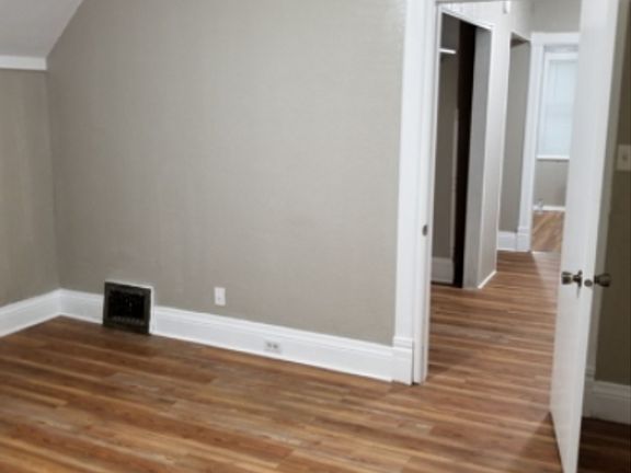 4th image of 921 Jefferson St