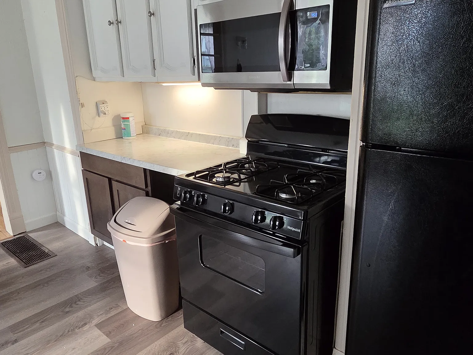 208 Fletcher St — Photo 1