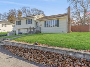 156 Glenwood Dr, North Kingstown, RI 02852