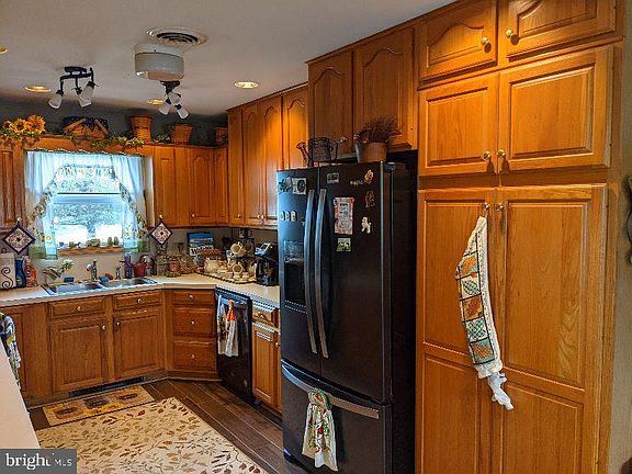 3rd image of 5740 Lincoln Way E