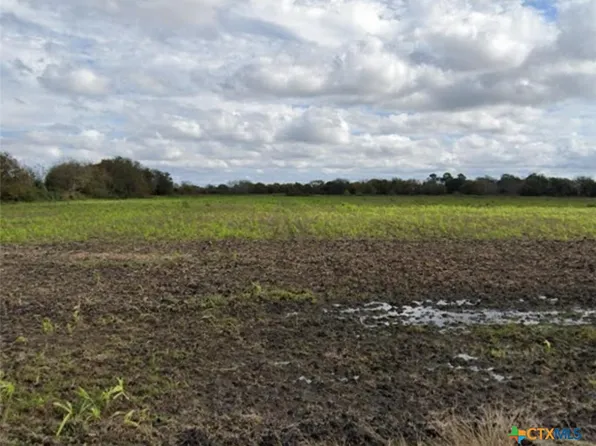 2 County Road 303, Edna, TX 77957