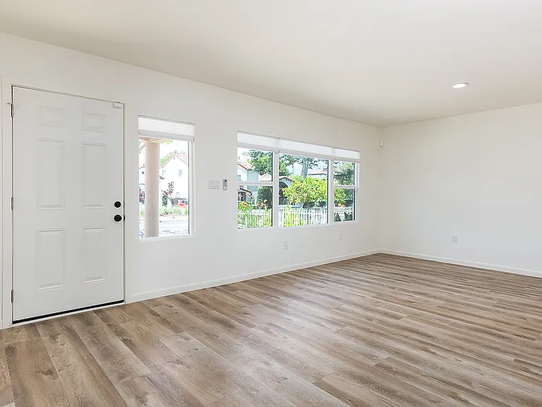 524 N Edinburgh Ave — Photo 2