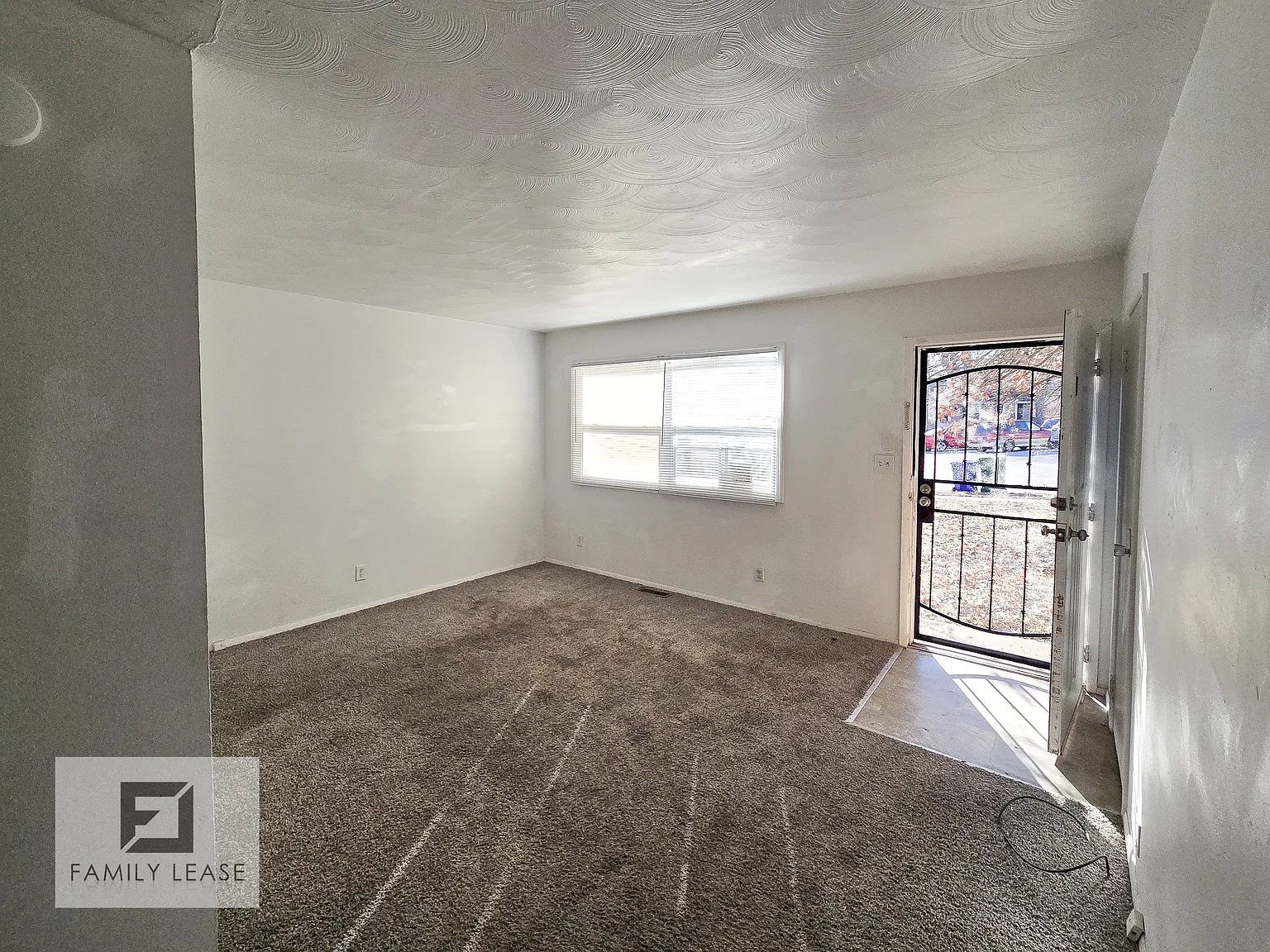 3 bed, 1.5 bath, 988 sqft, $995 — Photo 2