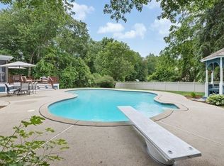 7 Deerfield Rd, Medway, MA 02053