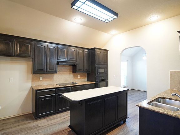 5th image of 2212 Caroline Dr
