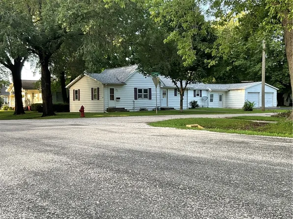 504 N Putnam St, Moweaqua, IL 62550