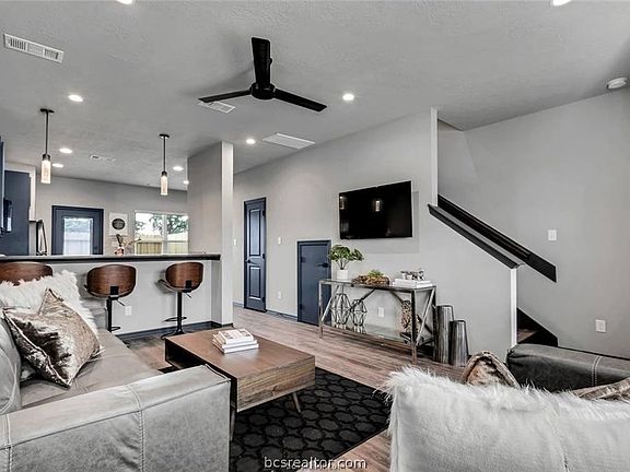 3rd image of 1451 Associates Ave #106