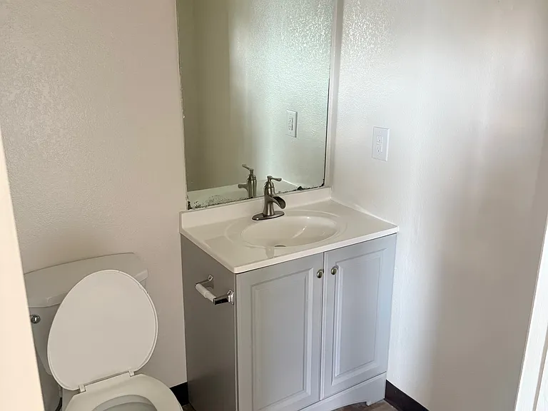 428 E Locust St — Photo 14