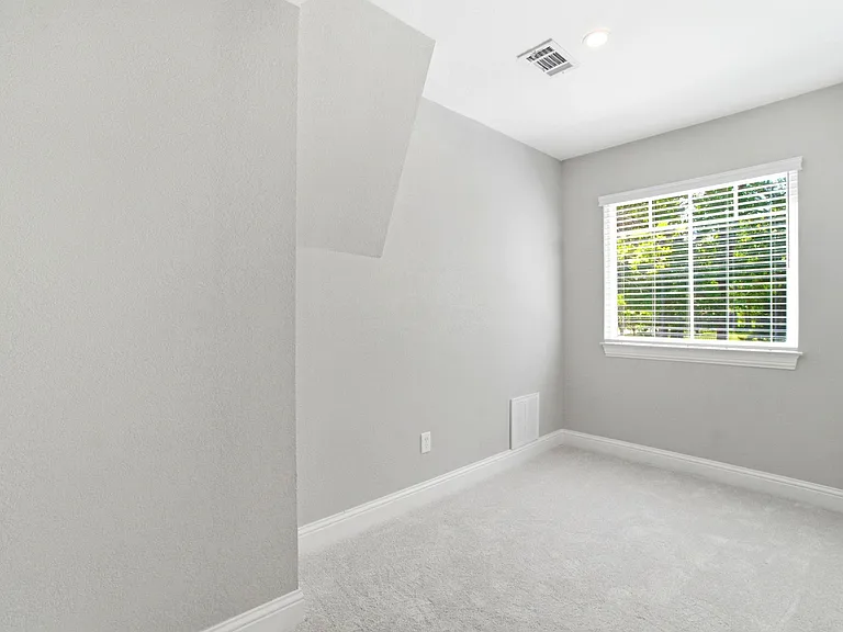 502 Louisa St — Photo 36