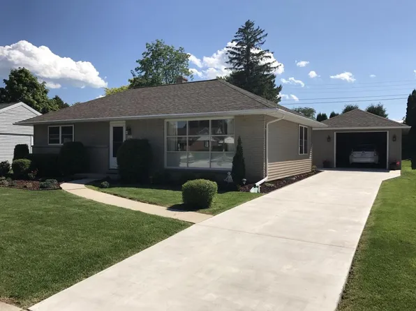 1401 Orchard Dr, Manitowoc, WI 54220