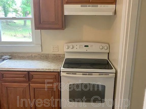 4th image of 2433 Cecil Ave #1