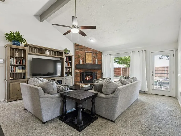 913 Seabrook Dr — Photo 4