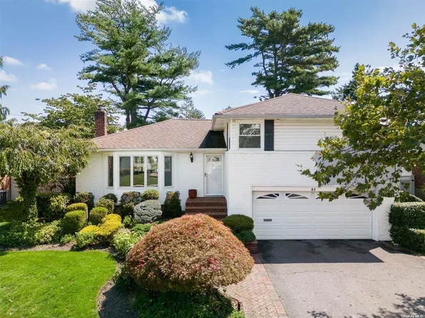 16 Hollywood Drive, Plainview, NY 11803