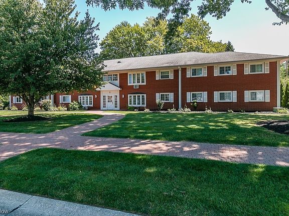 3rd image of 2 Meadowlawn Dr Unit 10