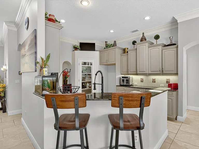 207 Kindred Blvd — Photo 4