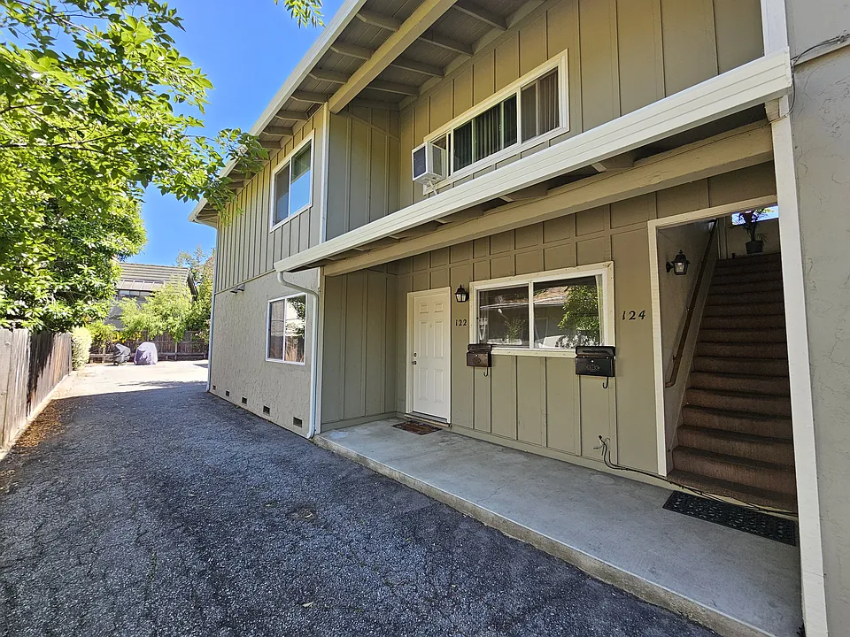 Private entrance to 122 Melville