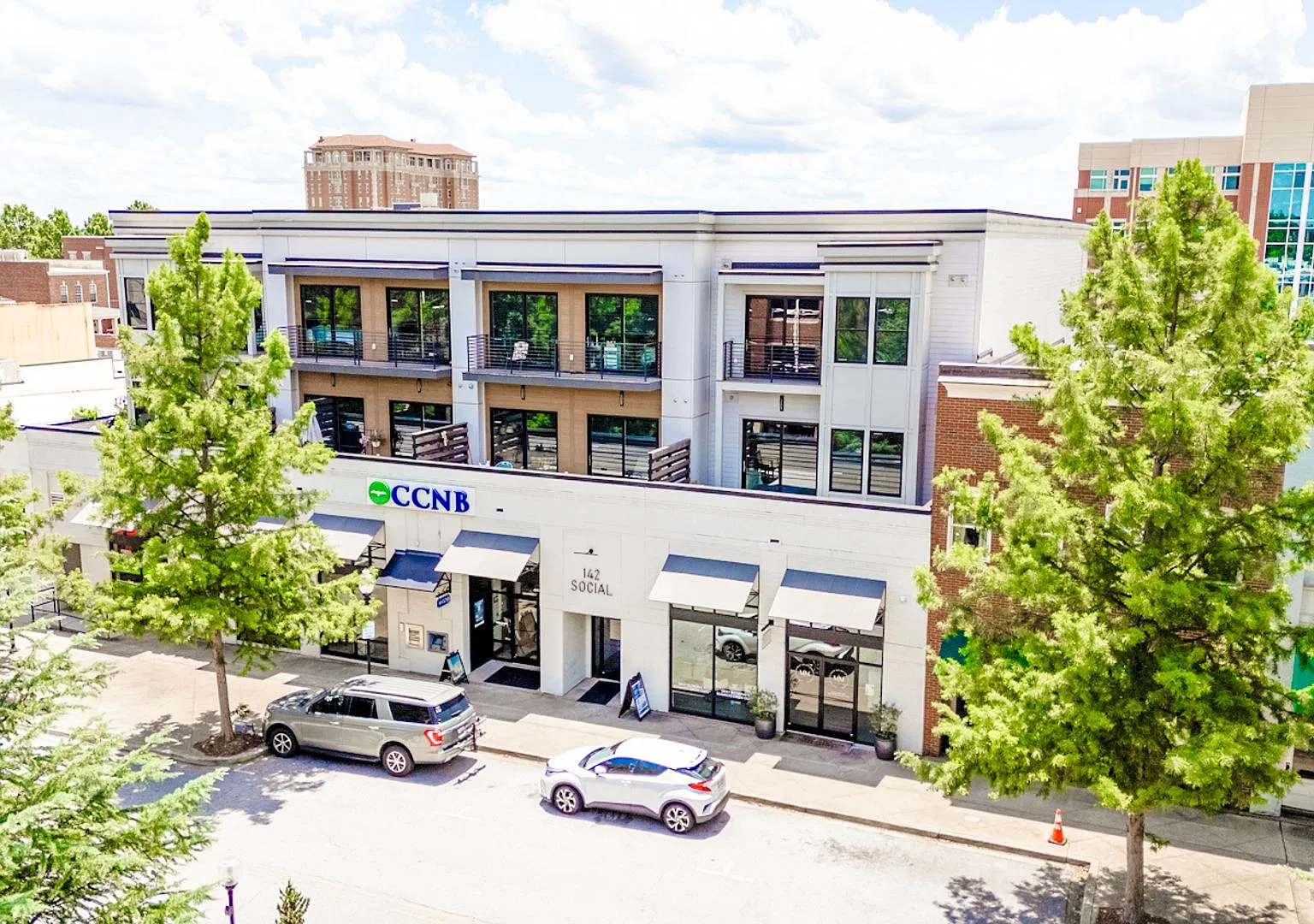 142 Social: Luxury 1 & 2 bedroom apartments with private outdoor space and covered, secured parking. — Photo 2
