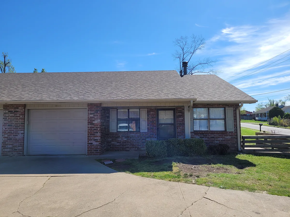 Directly in front view - 2607 W Oak St