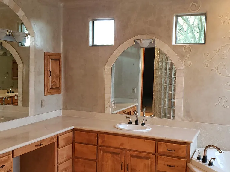Master bath with split Vanities, private water closet, Jacuzzi Tub
Note wall and ceiling features