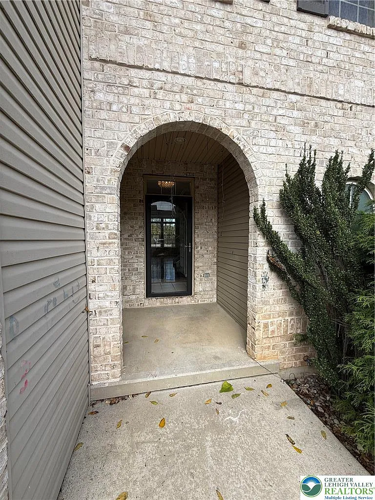 3 bed, 2.5 bath, 2297 sqft, $2,750 — Photo 2