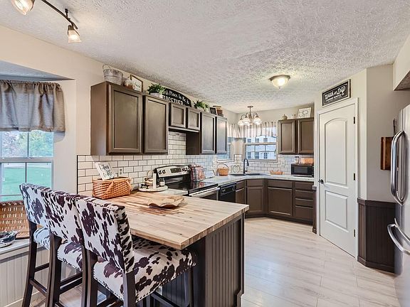 5th image of 1555 Saffron Dr