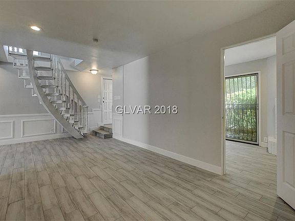4th image of 556 Oakbrook Ln