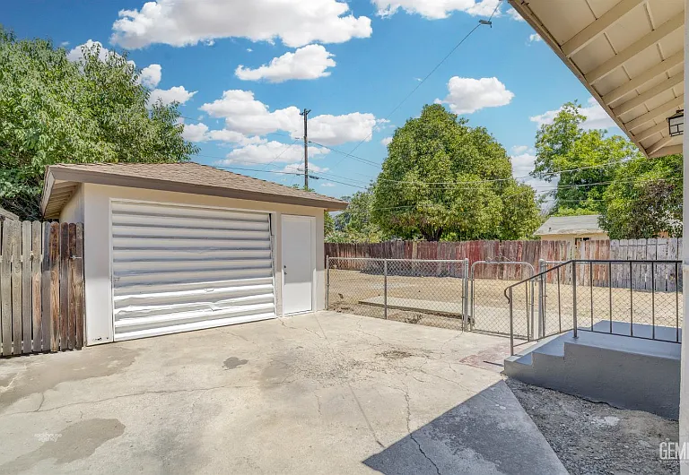 1018 Chester Pl — Photo 4