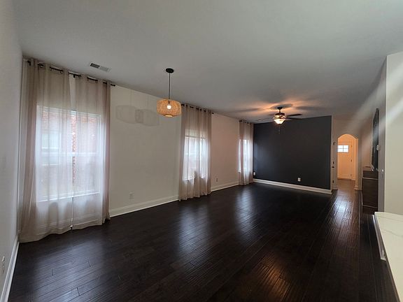 5th image of 419 Carriage House Ln