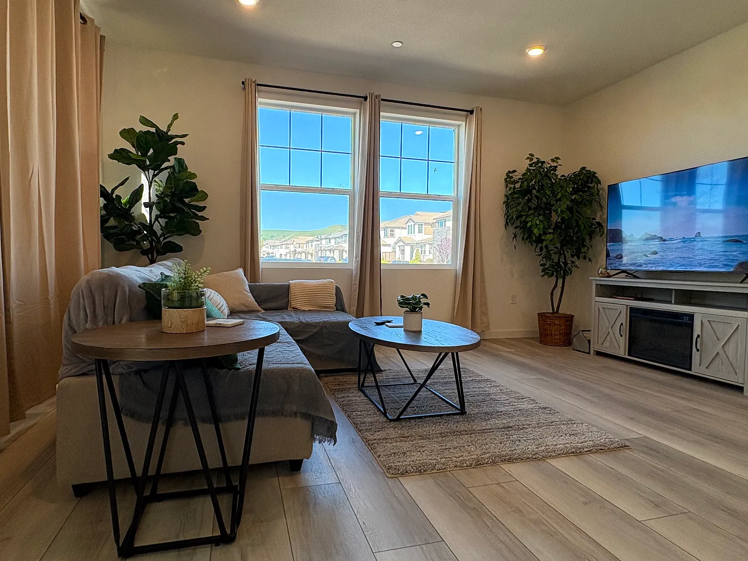 4 bed, 2409 sqft, $1,500 — Photo 2