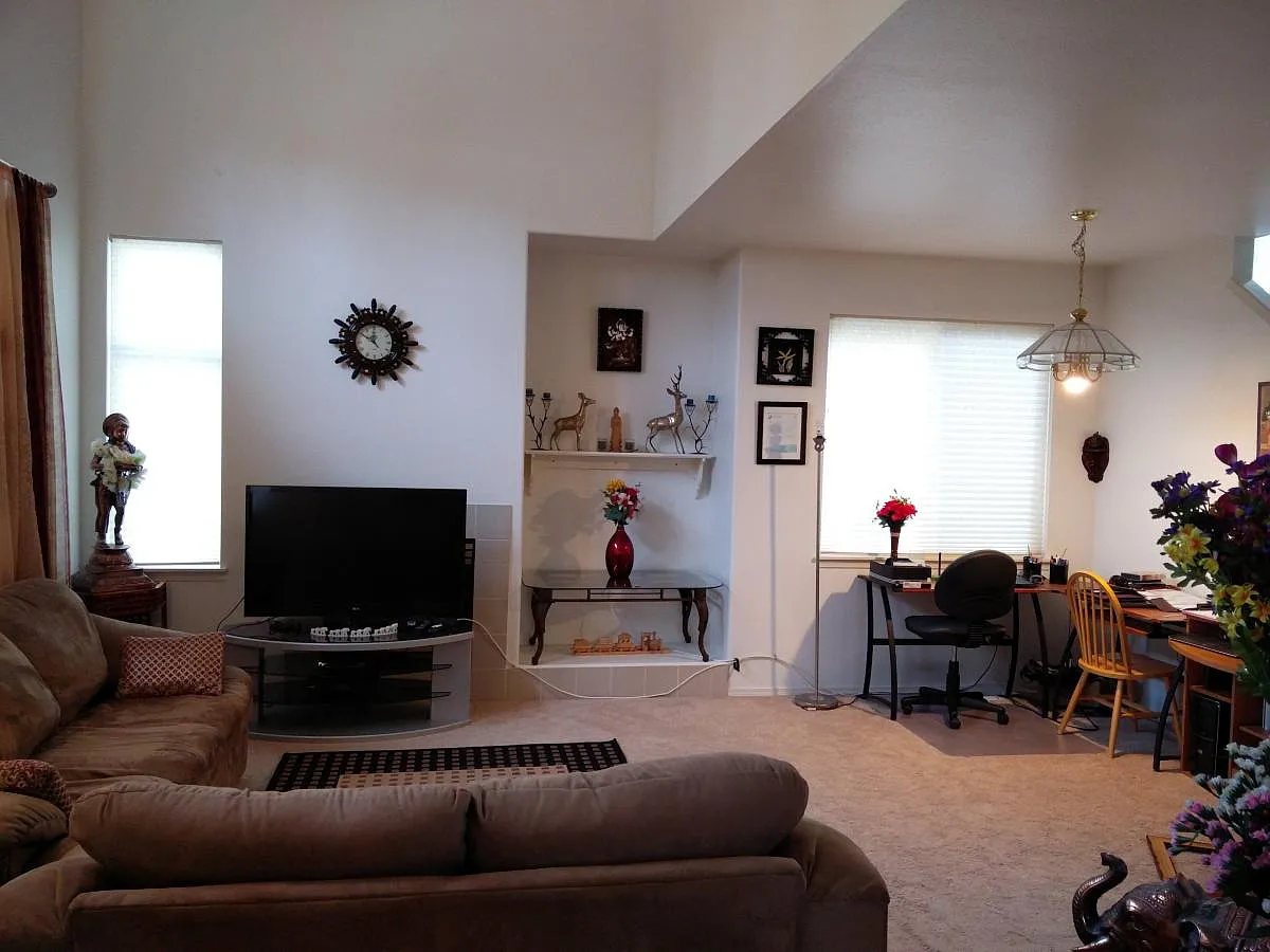 4 bed, 2.5 bath, 1915 sqft, $4,200 — Photo 3