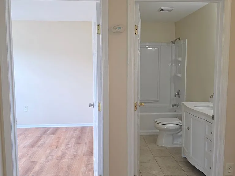 204 Barclay Ct — Photo 17