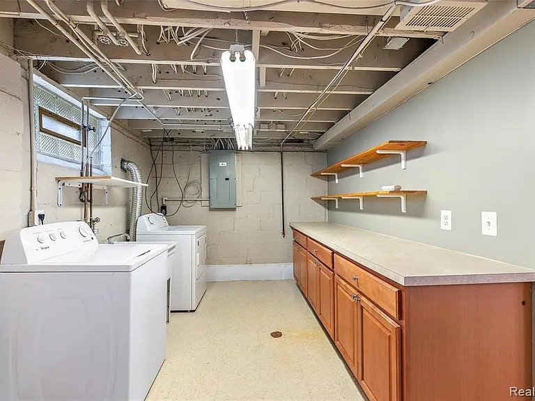 1016 Greenleaf Dr — Photo 8