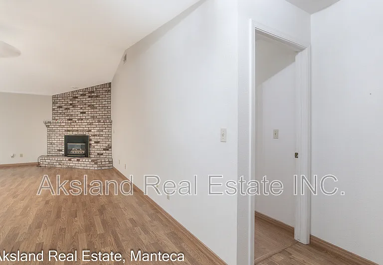1635 Crom St — Photo 6